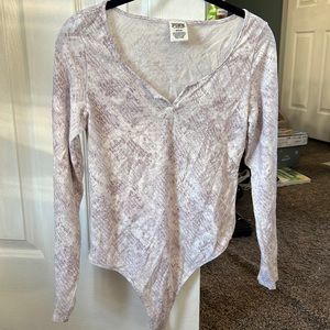 PINK Medium long sleeved thong purple/white snakeskin bodysuit